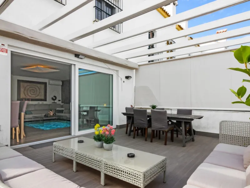 *** Charming beachside townhouse in Marina de Casares - Just a Minute Walk to the Beach! *** 4 bedrooms, 3 bathrooms and a guest toilet *** Private garden *** Fully-fitted kitchen *** Excellent condition *** Outdoor private parking *** Gated complex with 