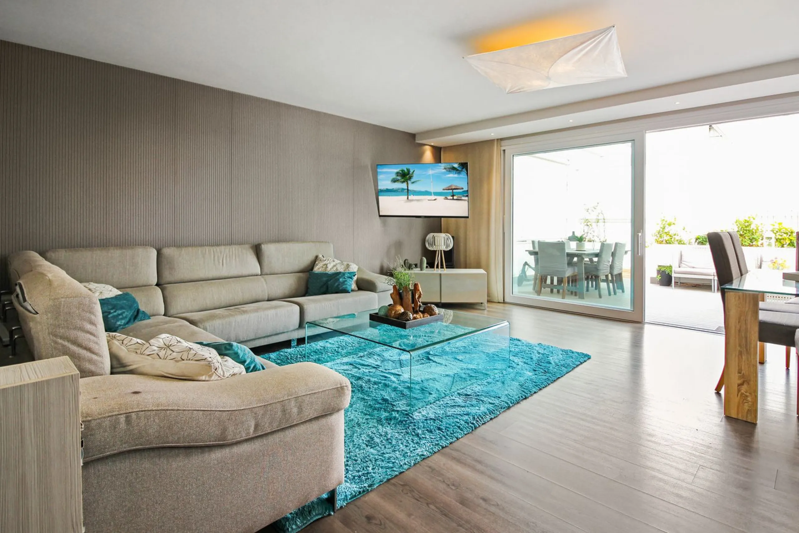 *** Charming beachside townhouse in Marina de Casares - Just a Minute Walk to the Beach! *** 4 bedrooms, 3 bathrooms and a guest toilet *** Private garden *** Fully-fitted kitchen *** Excellent condition *** Outdoor private parking *** Gated complex with 
