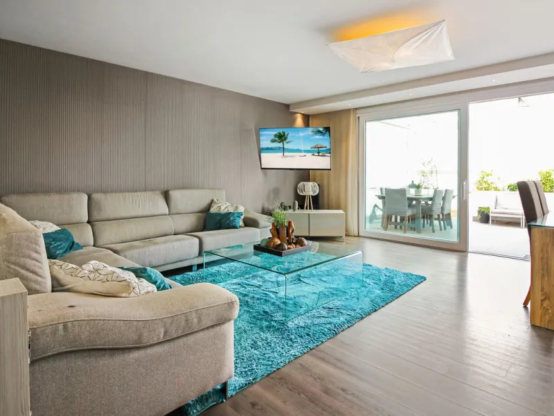 *** Charming beachside townhouse in Marina de Casares - Just a Minute Walk to the Beach! *** 4 bedrooms, 3 bathrooms and a guest toilet *** Private garden *** Fully-fitted kitchen *** Excellent condition *** Outdoor private parking *** Gated complex with 