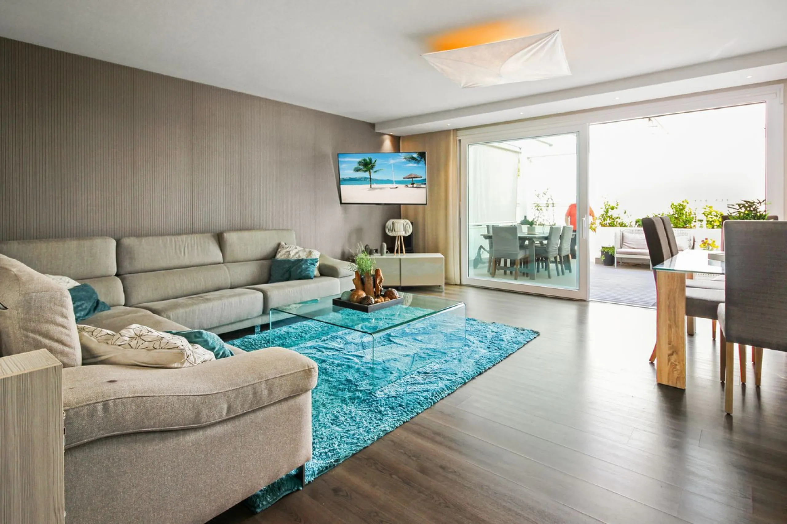 *** Charming beachside townhouse in Marina de Casares - Just a Minute Walk to the Beach! *** 4 bedrooms, 3 bathrooms and a guest toilet *** Private garden *** Fully-fitted kitchen *** Excellent condition *** Outdoor private parking *** Gated complex with 