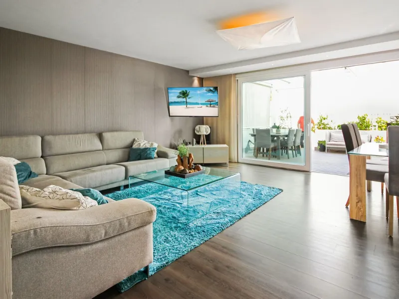 *** Charming beachside townhouse in Marina de Casares - Just a Minute Walk to the Beach! *** 4 bedrooms, 3 bathrooms and a guest toilet *** Private garden *** Fully-fitted kitchen *** Excellent condition *** Outdoor private parking *** Gated complex with 