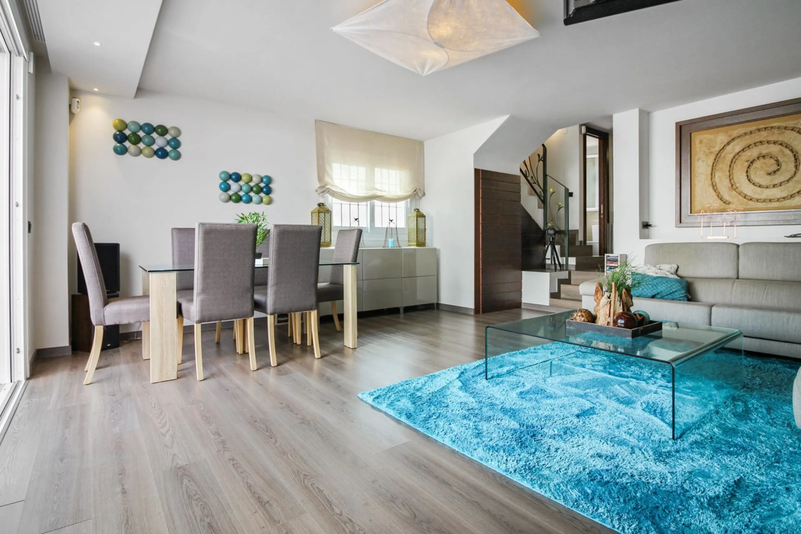 *** Charming beachside townhouse in Marina de Casares - Just a Minute Walk to the Beach! *** 4 bedrooms, 3 bathrooms and a guest toilet *** Private garden *** Fully-fitted kitchen *** Excellent condition *** Outdoor private parking *** Gated complex with 