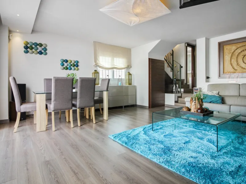 *** Charming beachside townhouse in Marina de Casares - Just a Minute Walk to the Beach! *** 4 bedrooms, 3 bathrooms and a guest toilet *** Private garden *** Fully-fitted kitchen *** Excellent condition *** Outdoor private parking *** Gated complex with 