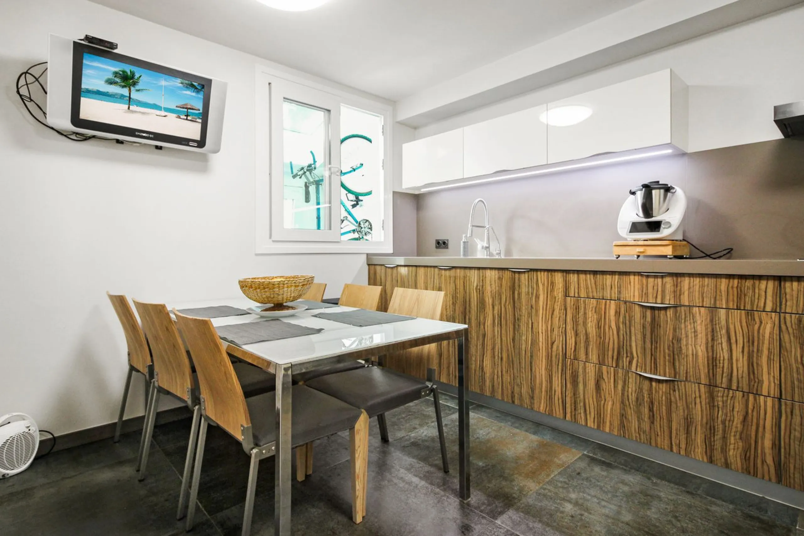 *** Charming beachside townhouse in Marina de Casares - Just a Minute Walk to the Beach! *** 4 bedrooms, 3 bathrooms and a guest toilet *** Private garden *** Fully-fitted kitchen *** Excellent condition *** Outdoor private parking *** Gated complex with 