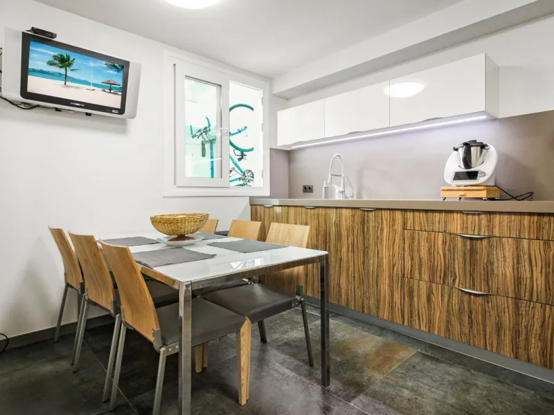 *** Charming beachside townhouse in Marina de Casares - Just a Minute Walk to the Beach! *** 4 bedrooms, 3 bathrooms and a guest toilet *** Private garden *** Fully-fitted kitchen *** Excellent condition *** Outdoor private parking *** Gated complex with 