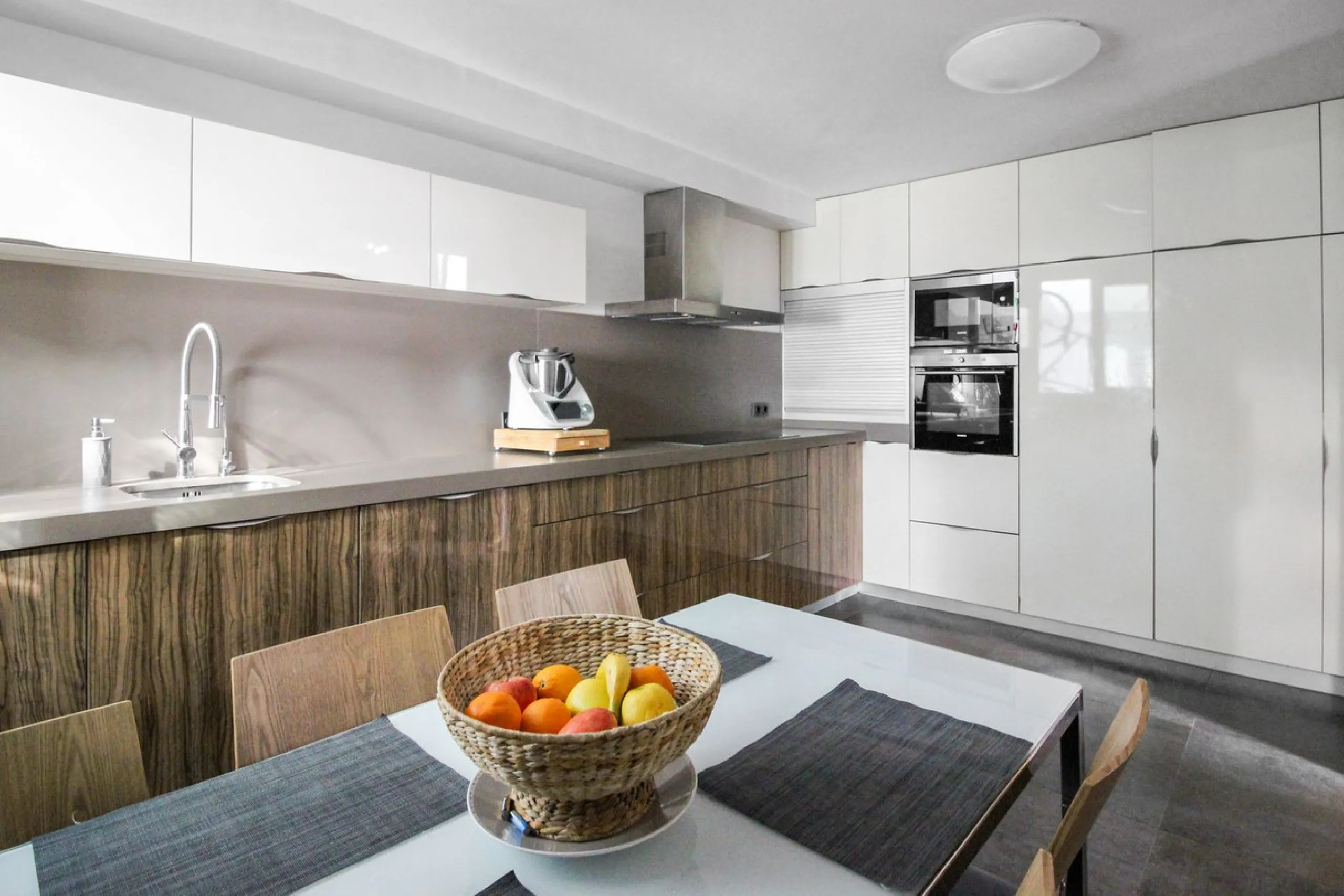 *** Charming beachside townhouse in Marina de Casares - Just a Minute Walk to the Beach! *** 4 bedrooms, 3 bathrooms and a guest toilet *** Private garden *** Fully-fitted kitchen *** Excellent condition *** Outdoor private parking *** Gated complex with 