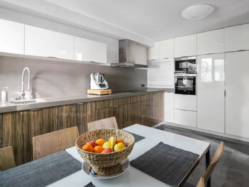 *** Charming beachside townhouse in Marina de Casares - Just a Minute Walk to the Beach! *** 4 bedrooms, 3 bathrooms and a guest toilet *** Private garden *** Fully-fitted kitchen *** Excellent condition *** Outdoor private parking *** Gated complex with 