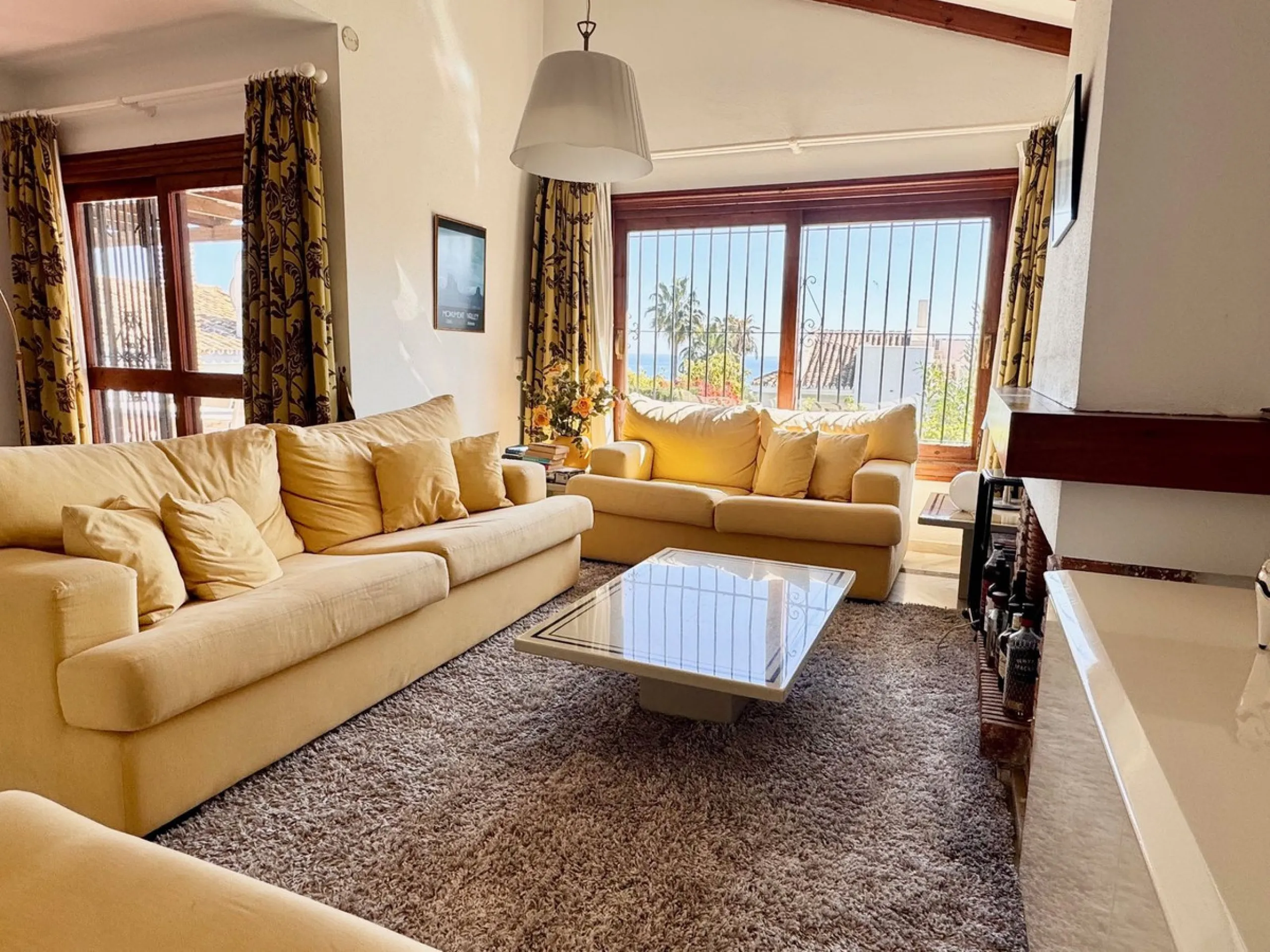 Rare Single-Level Villa with Sea Views in Prime Calahonda Location.