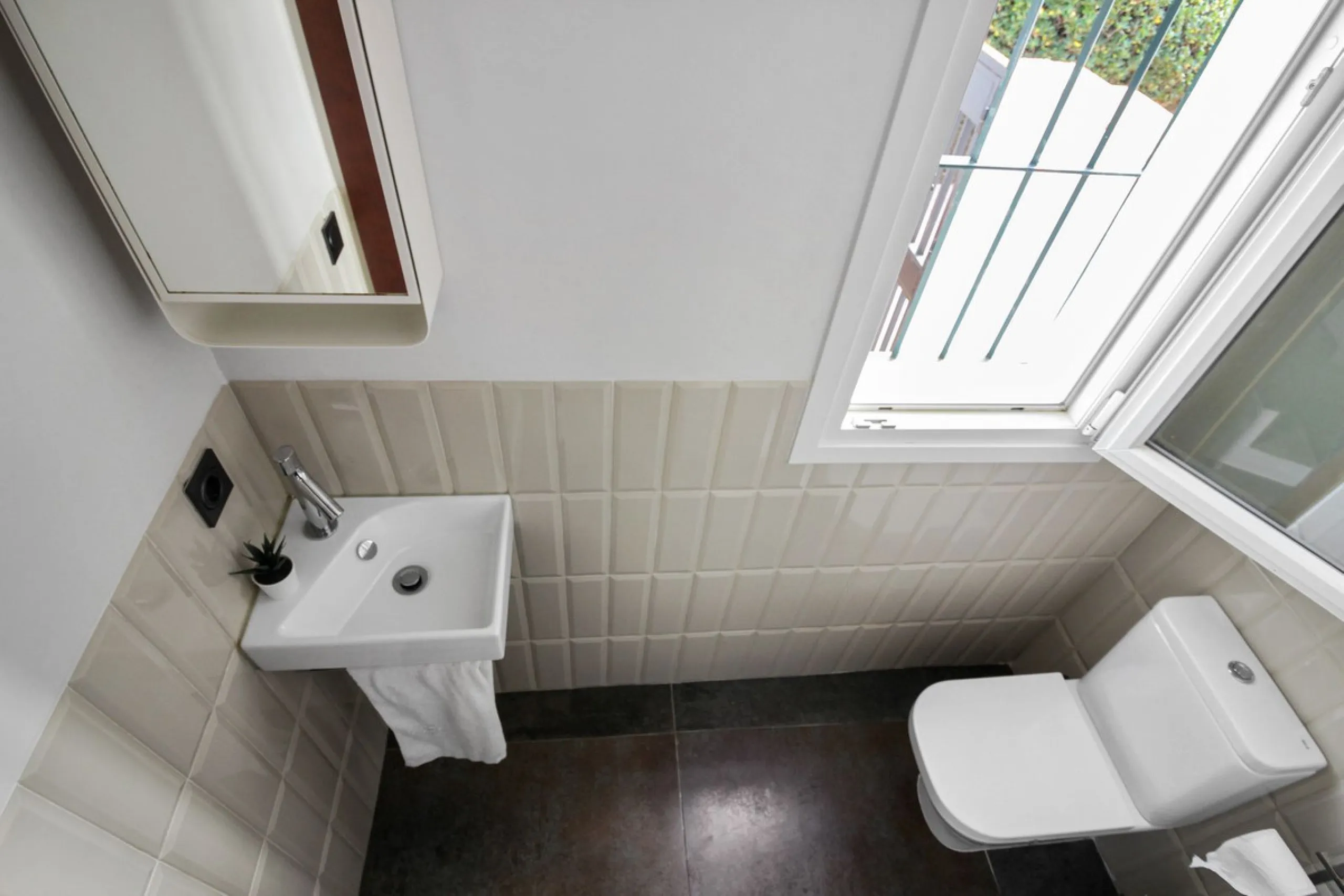 *** Charming beachside townhouse in Marina de Casares - Just a Minute Walk to the Beach! *** 4 bedrooms, 3 bathrooms and a guest toilet *** Private garden *** Fully-fitted kitchen *** Excellent condition *** Outdoor private parking *** Gated complex with 