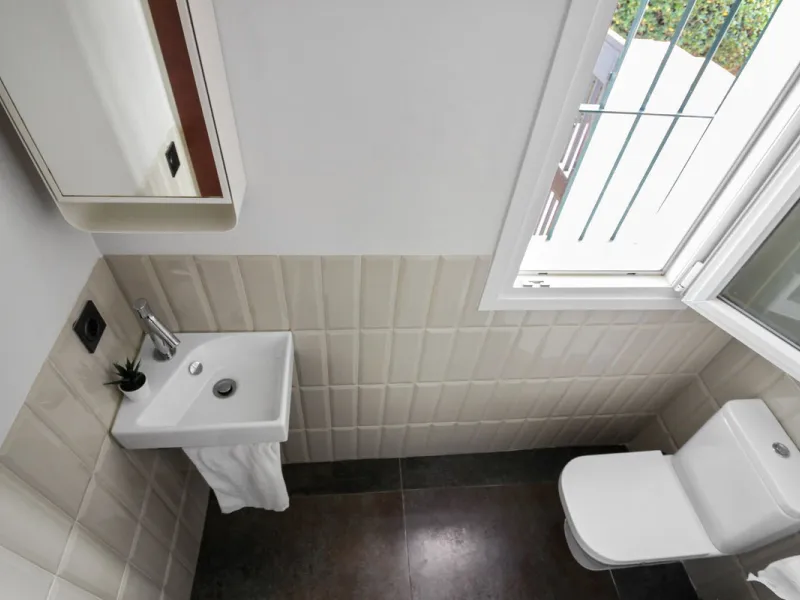 *** Charming beachside townhouse in Marina de Casares - Just a Minute Walk to the Beach! *** 4 bedrooms, 3 bathrooms and a guest toilet *** Private garden *** Fully-fitted kitchen *** Excellent condition *** Outdoor private parking *** Gated complex with 