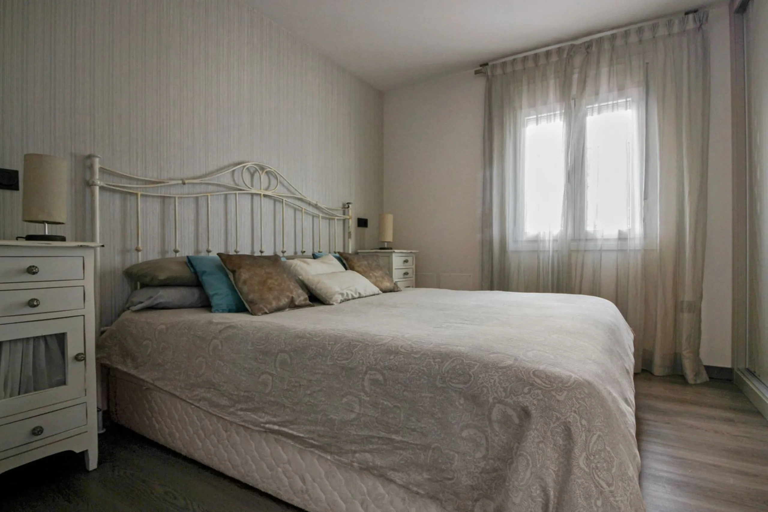 *** Charming beachside townhouse in Marina de Casares - Just a Minute Walk to the Beach! *** 4 bedrooms, 3 bathrooms and a guest toilet *** Private garden *** Fully-fitted kitchen *** Excellent condition *** Outdoor private parking *** Gated complex with 