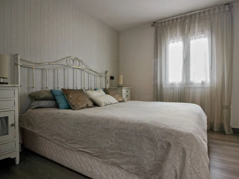 *** Charming beachside townhouse in Marina de Casares - Just a Minute Walk to the Beach! *** 4 bedrooms, 3 bathrooms and a guest toilet *** Private garden *** Fully-fitted kitchen *** Excellent condition *** Outdoor private parking *** Gated complex with 