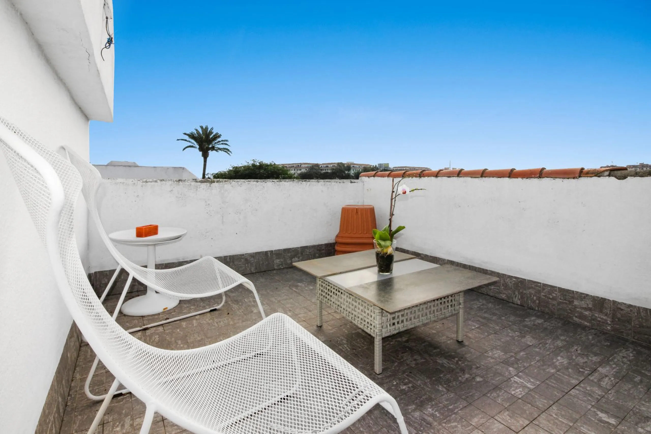 *** Charming beachside townhouse in Marina de Casares - Just a Minute Walk to the Beach! *** 4 bedrooms, 3 bathrooms and a guest toilet *** Private garden *** Fully-fitted kitchen *** Excellent condition *** Outdoor private parking *** Gated complex with 