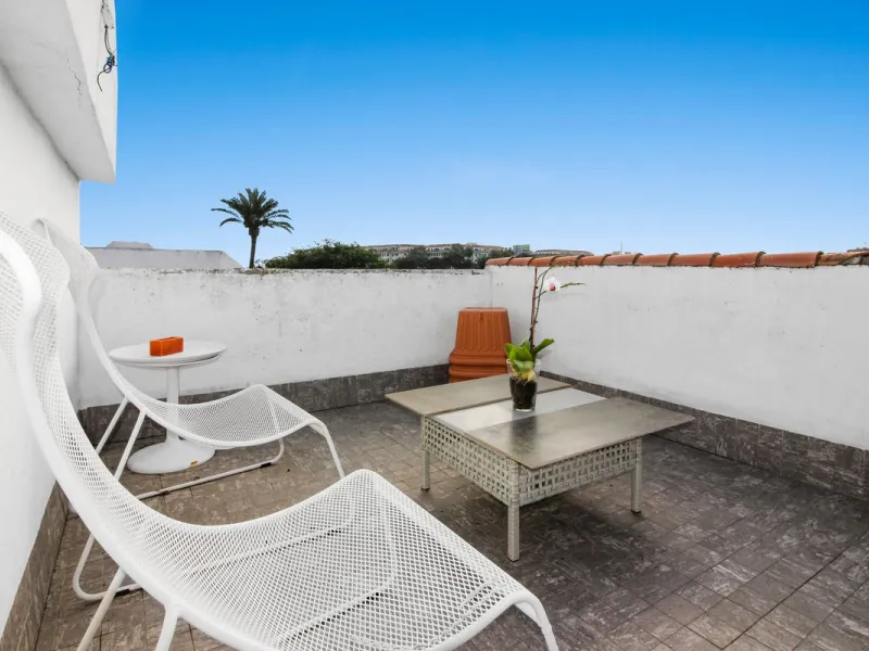 *** Charming beachside townhouse in Marina de Casares - Just a Minute Walk to the Beach! *** 4 bedrooms, 3 bathrooms and a guest toilet *** Private garden *** Fully-fitted kitchen *** Excellent condition *** Outdoor private parking *** Gated complex with 