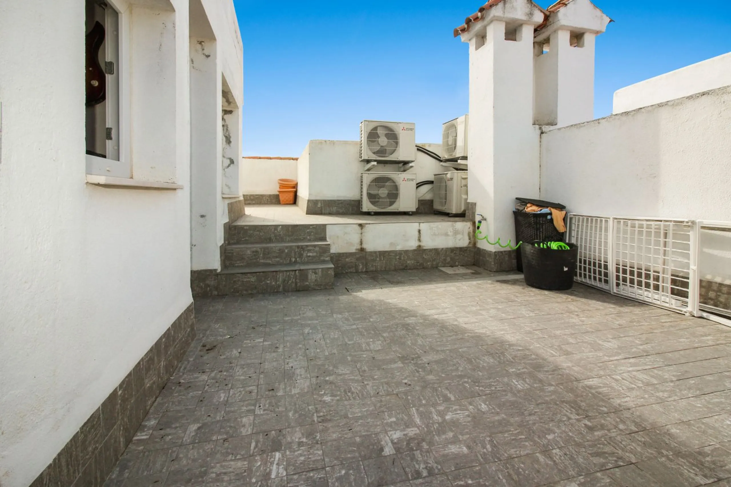 *** Charming beachside townhouse in Marina de Casares - Just a Minute Walk to the Beach! *** 4 bedrooms, 3 bathrooms and a guest toilet *** Private garden *** Fully-fitted kitchen *** Excellent condition *** Outdoor private parking *** Gated complex with 