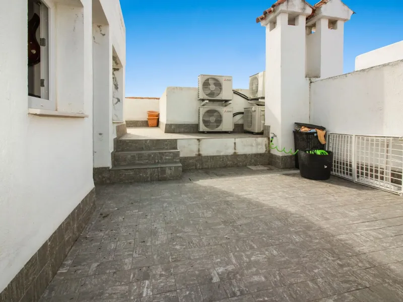 *** Charming beachside townhouse in Marina de Casares - Just a Minute Walk to the Beach! *** 4 bedrooms, 3 bathrooms and a guest toilet *** Private garden *** Fully-fitted kitchen *** Excellent condition *** Outdoor private parking *** Gated complex with 