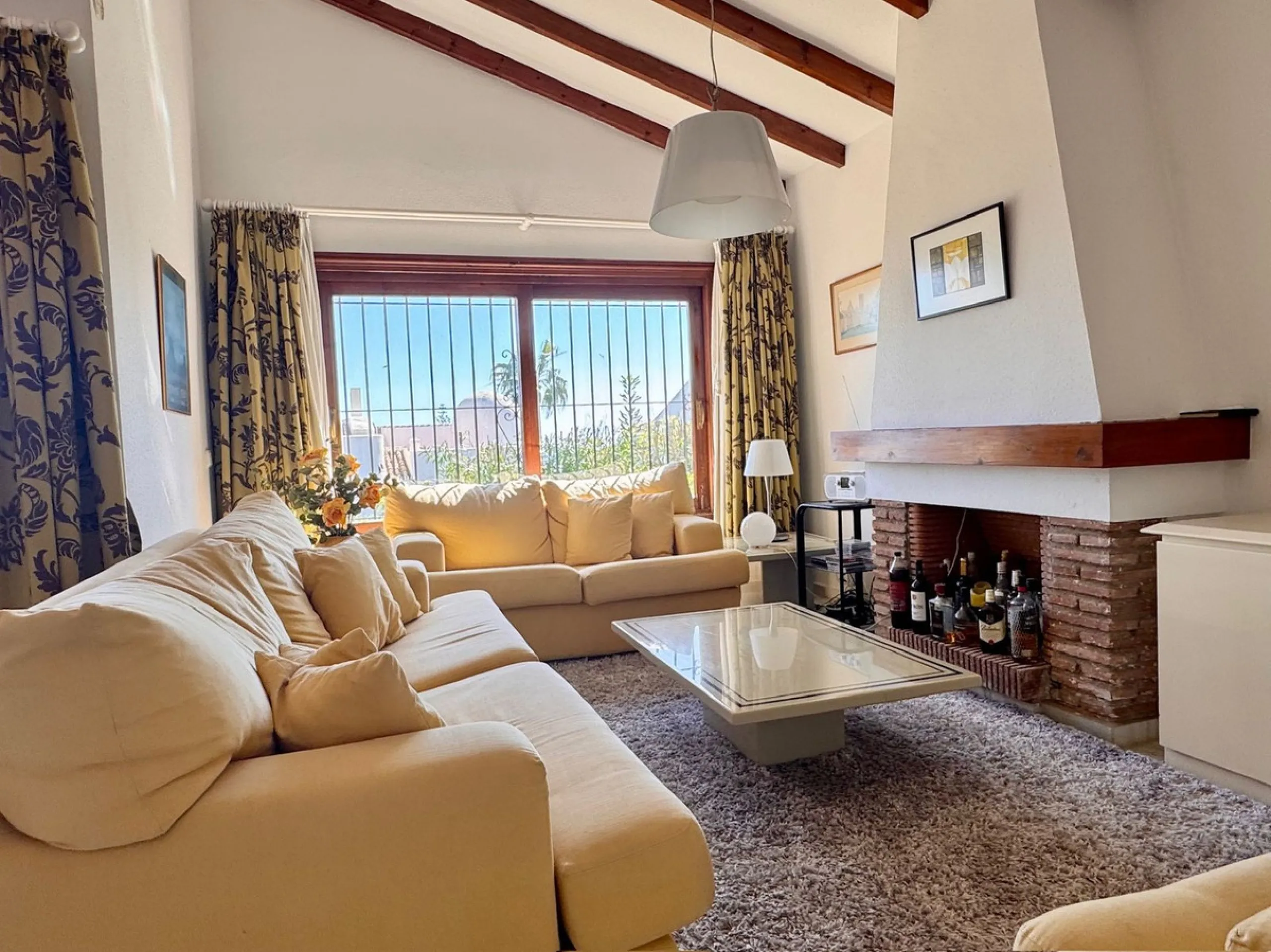 Rare Single-Level Villa with Sea Views in Prime Calahonda Location.