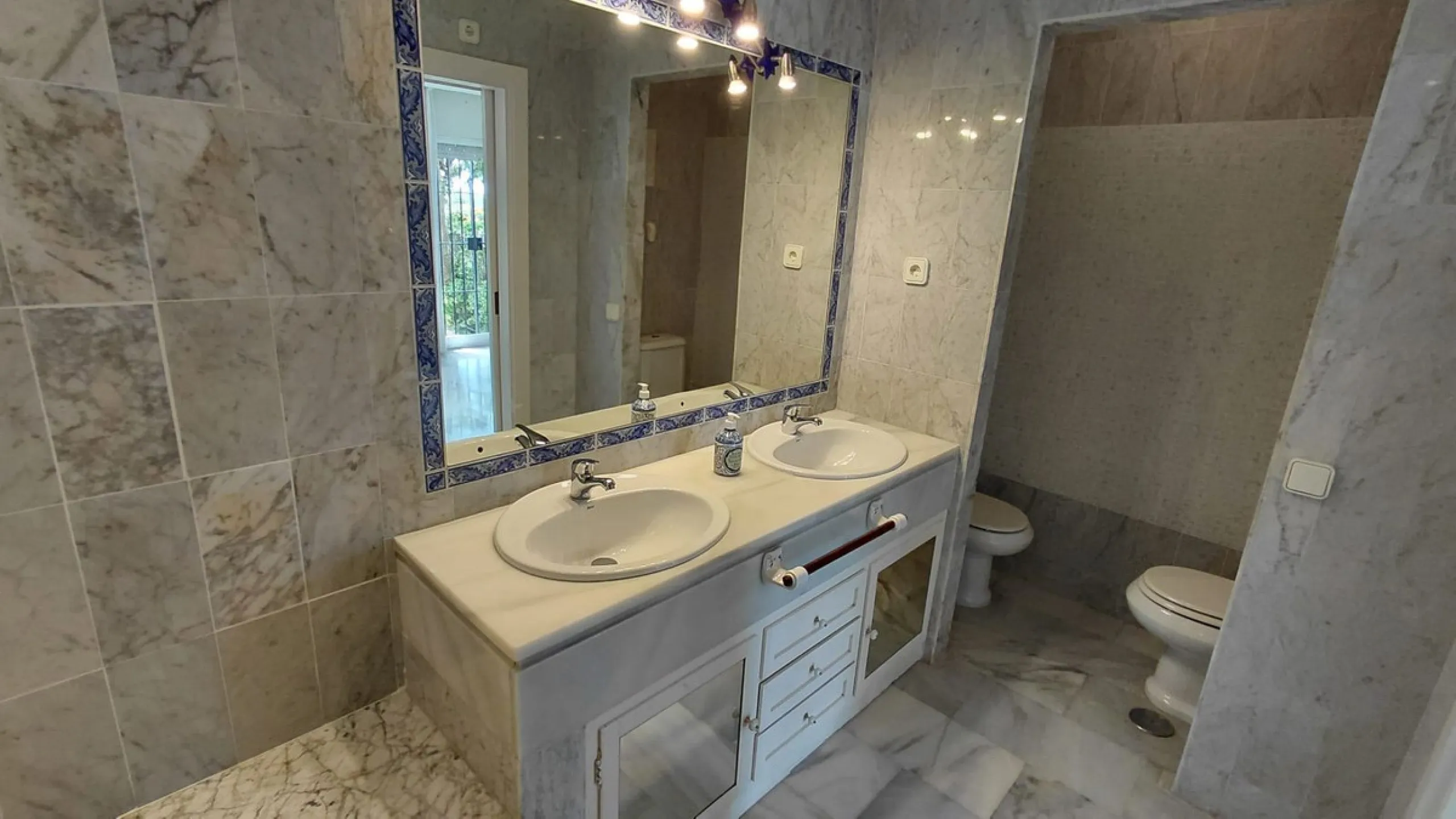 House - Semi-Detached House в продаже в Manilva, Málaga. В доме 3 спален и 2 ванных комнат. Площадь дома 191 м². Площадь участка 91 м²