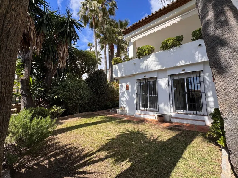 House - Semi-Detached House в продаже в Manilva, Málaga. В доме 3 спален и 2 ванных комнат. Площадь дома 191 м². Площадь участка 91 м²