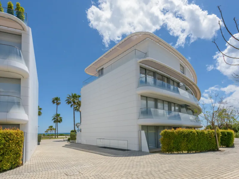 A three-bedroom penthouse located in one of Estepona's most prestigious frontline beach developments, offering uninterrupted Mediterranean views and contemporary coastal living.