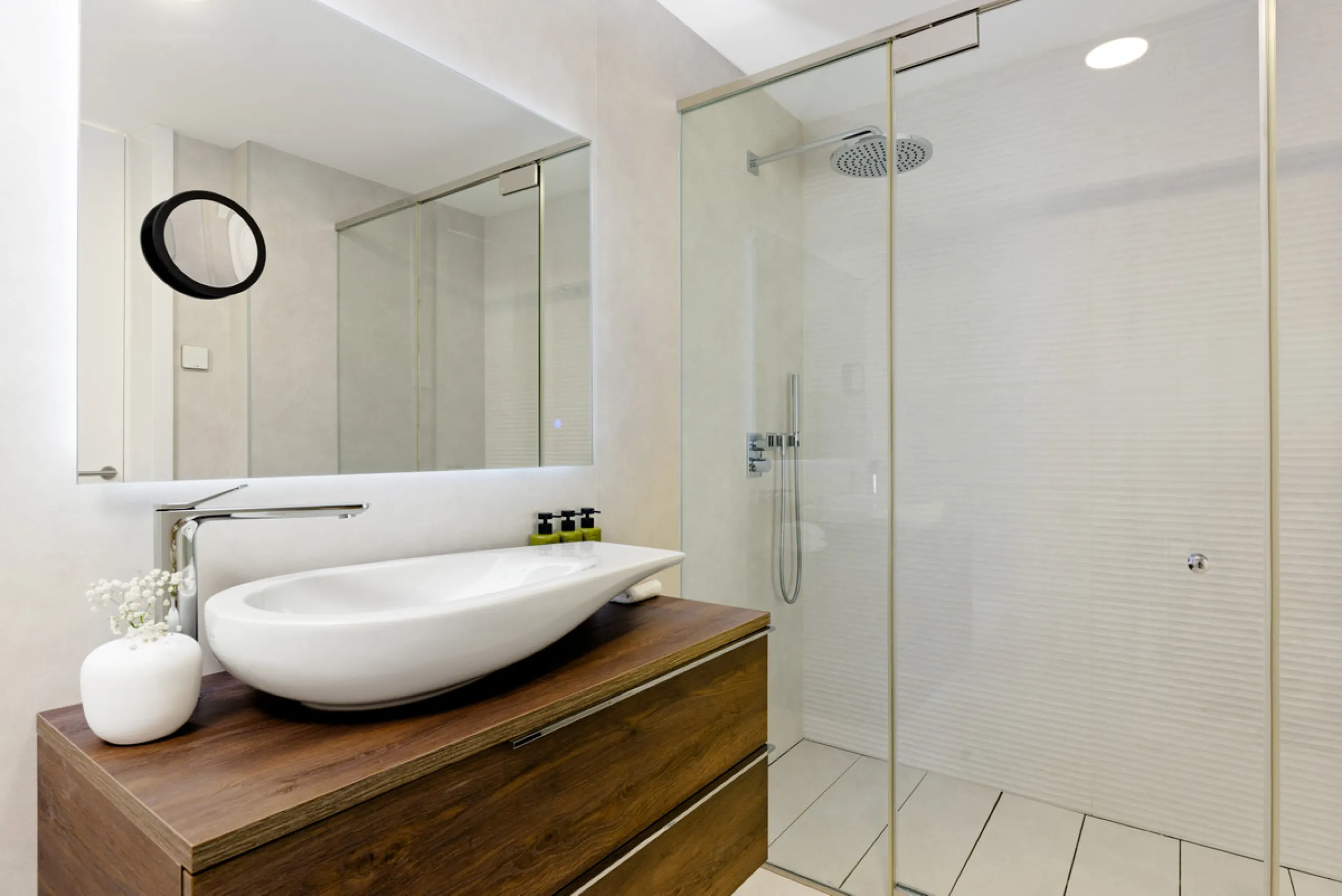 A three-bedroom penthouse located in one of Estepona's most prestigious frontline beach developments, offering uninterrupted Mediterranean views and contemporary coastal living.