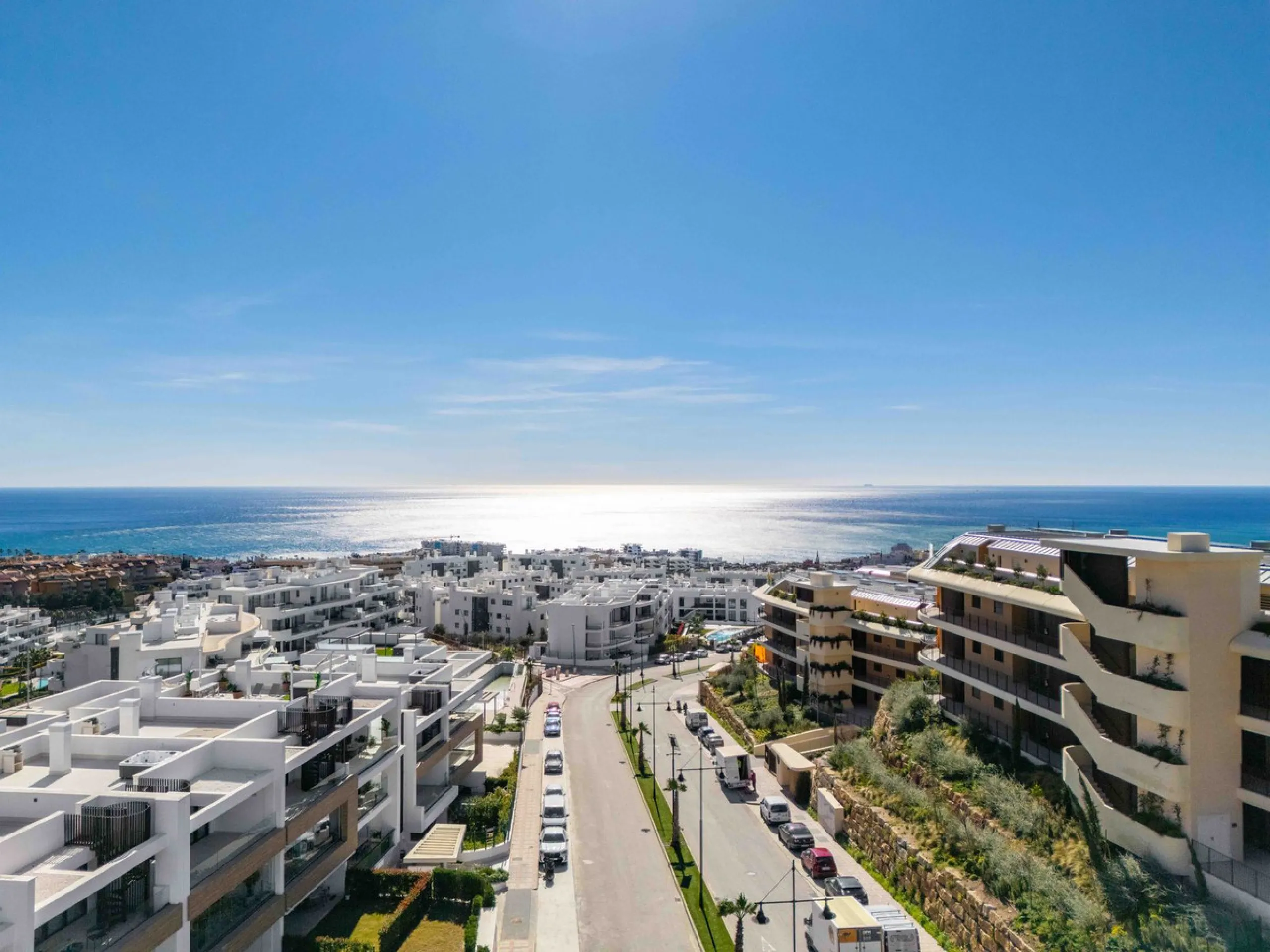 Set in the Higuerón area of Fuengirola, this brand-new, south-facing 3-bedroom penthouse is all about light, space, and those big Mediterranean horizons. The community is designed around generous terraces and elevated positioning to maximise open sea view