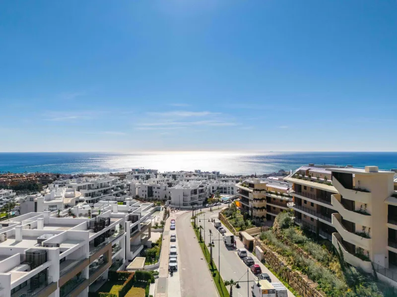 Set in the Higuerón area of Fuengirola, this brand-new, south-facing 3-bedroom penthouse is all about light, space, and those big Mediterranean horizons. The community is designed around generous terraces and elevated positioning to maximise open sea view