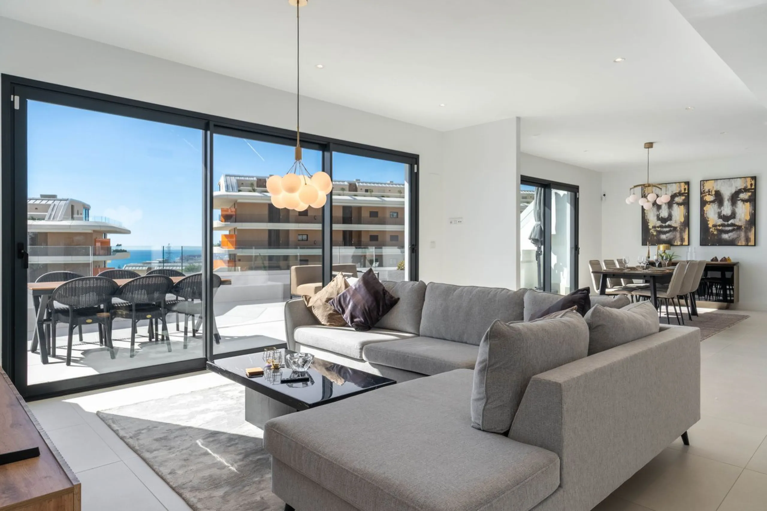 Set in the Higuerón area of Fuengirola, this brand-new, south-facing 3-bedroom penthouse is all about light, space, and those big Mediterranean horizons. The community is designed around generous terraces and elevated positioning to maximise open sea view