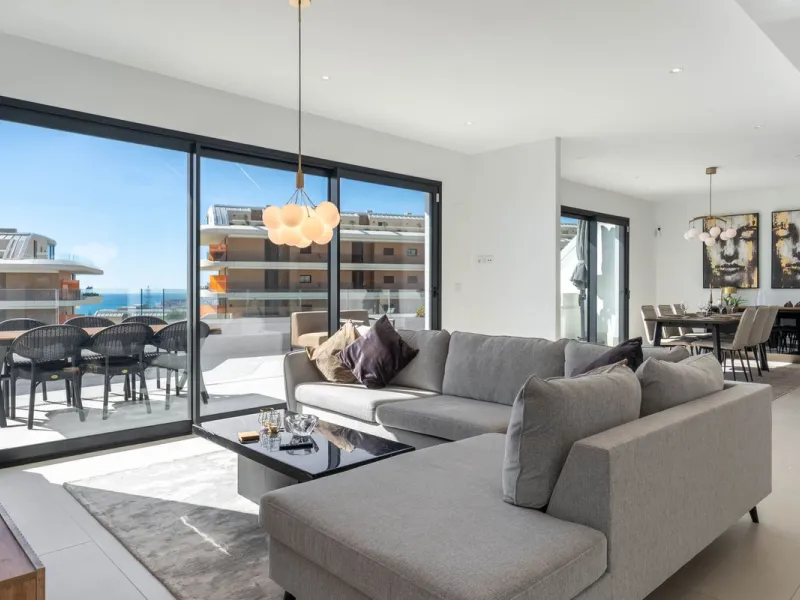 Set in the Higuerón area of Fuengirola, this brand-new, south-facing 3-bedroom penthouse is all about light, space, and those big Mediterranean horizons. The community is designed around generous terraces and elevated positioning to maximise open sea view