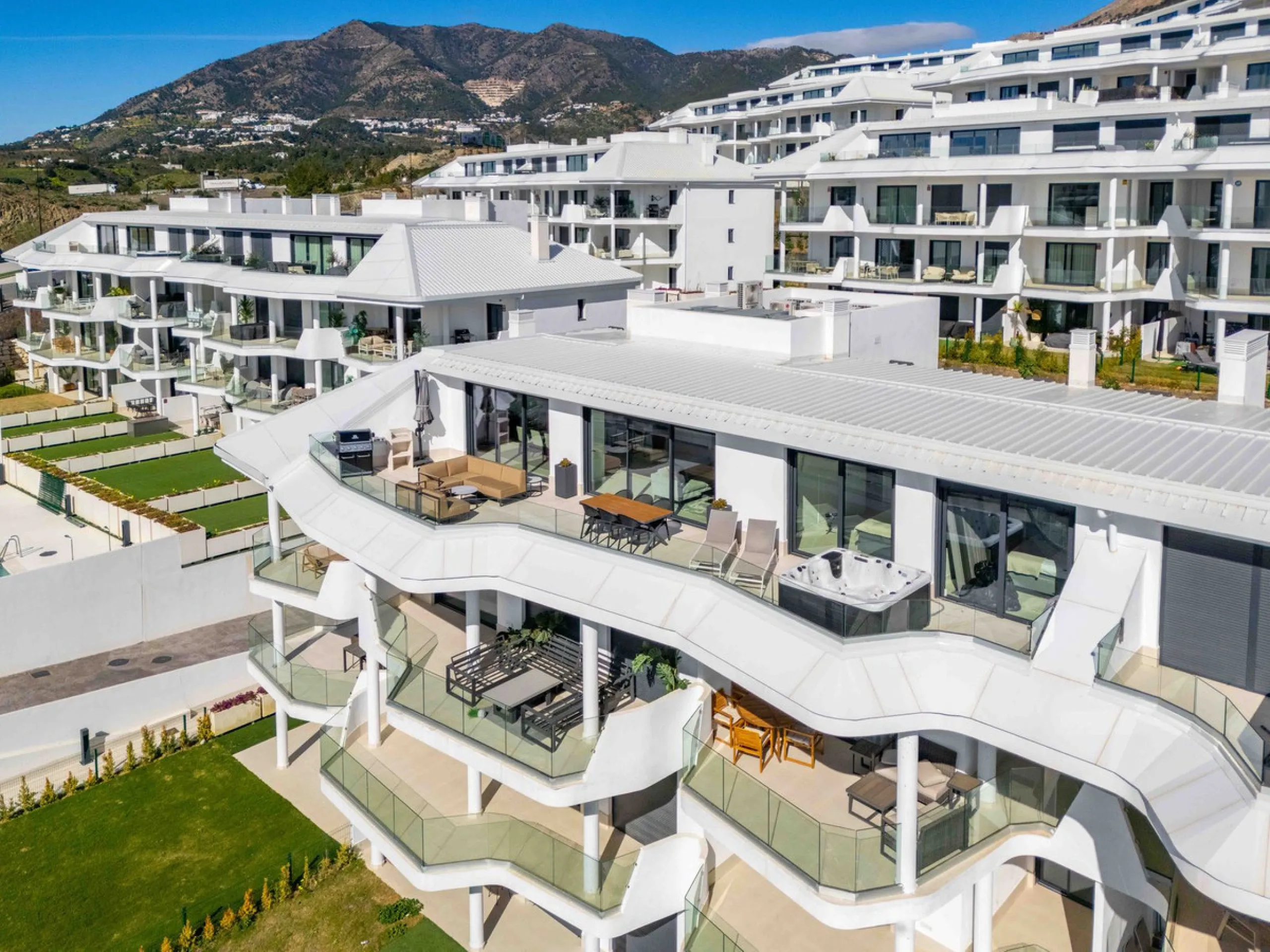 Set in the Higuerón area of Fuengirola, this brand-new, south-facing 3-bedroom penthouse is all about light, space, and those big Mediterranean horizons. The community is designed around generous terraces and elevated positioning to maximise open sea view