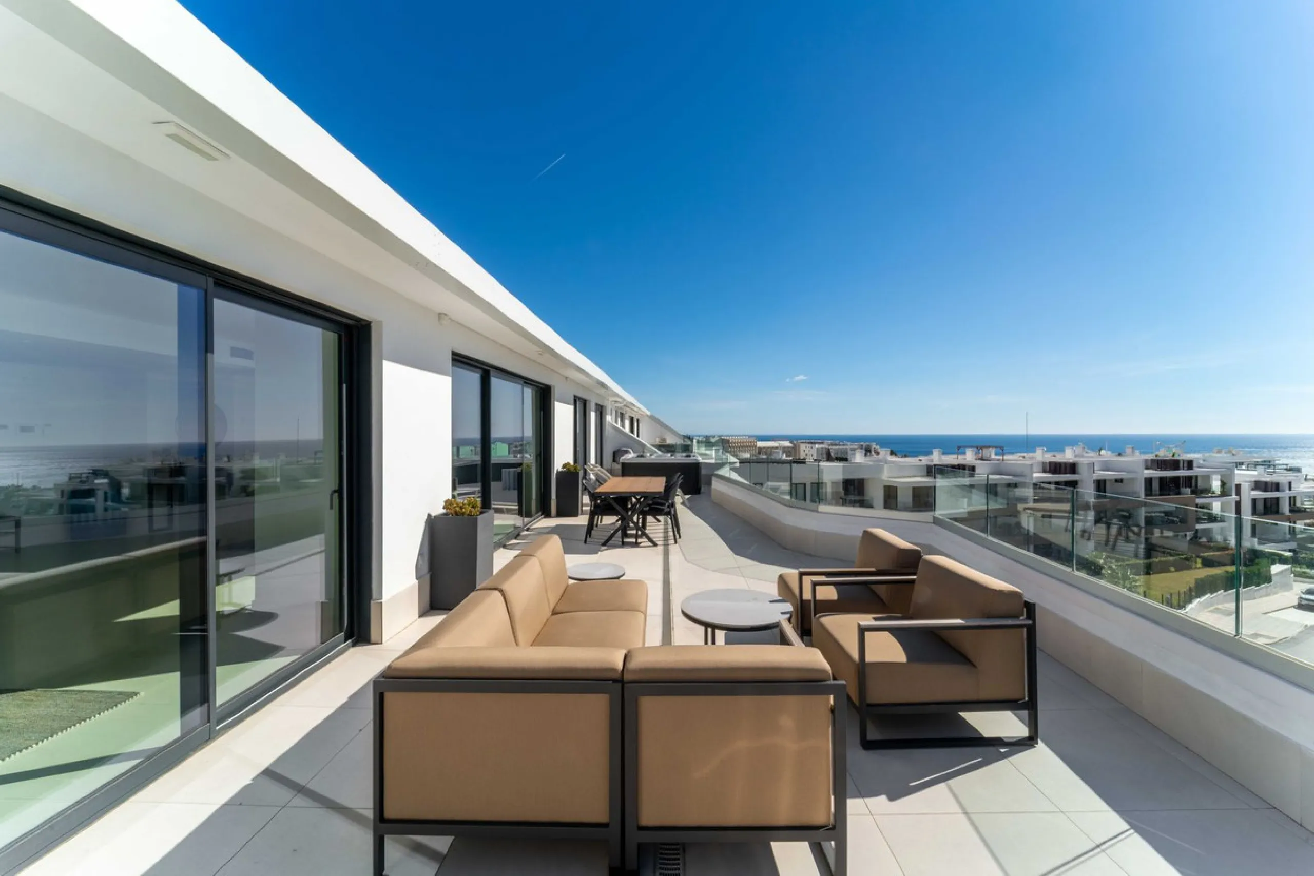 Set in the Higuerón area of Fuengirola, this brand-new, south-facing 3-bedroom penthouse is all about light, space, and those big Mediterranean horizons. The community is designed around generous terraces and elevated positioning to maximise open sea view