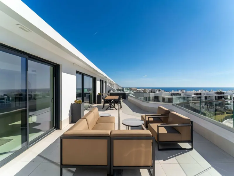 Set in the Higuerón area of Fuengirola, this brand-new, south-facing 3-bedroom penthouse is all about light, space, and those big Mediterranean horizons. The community is designed around generous terraces and elevated positioning to maximise open sea view