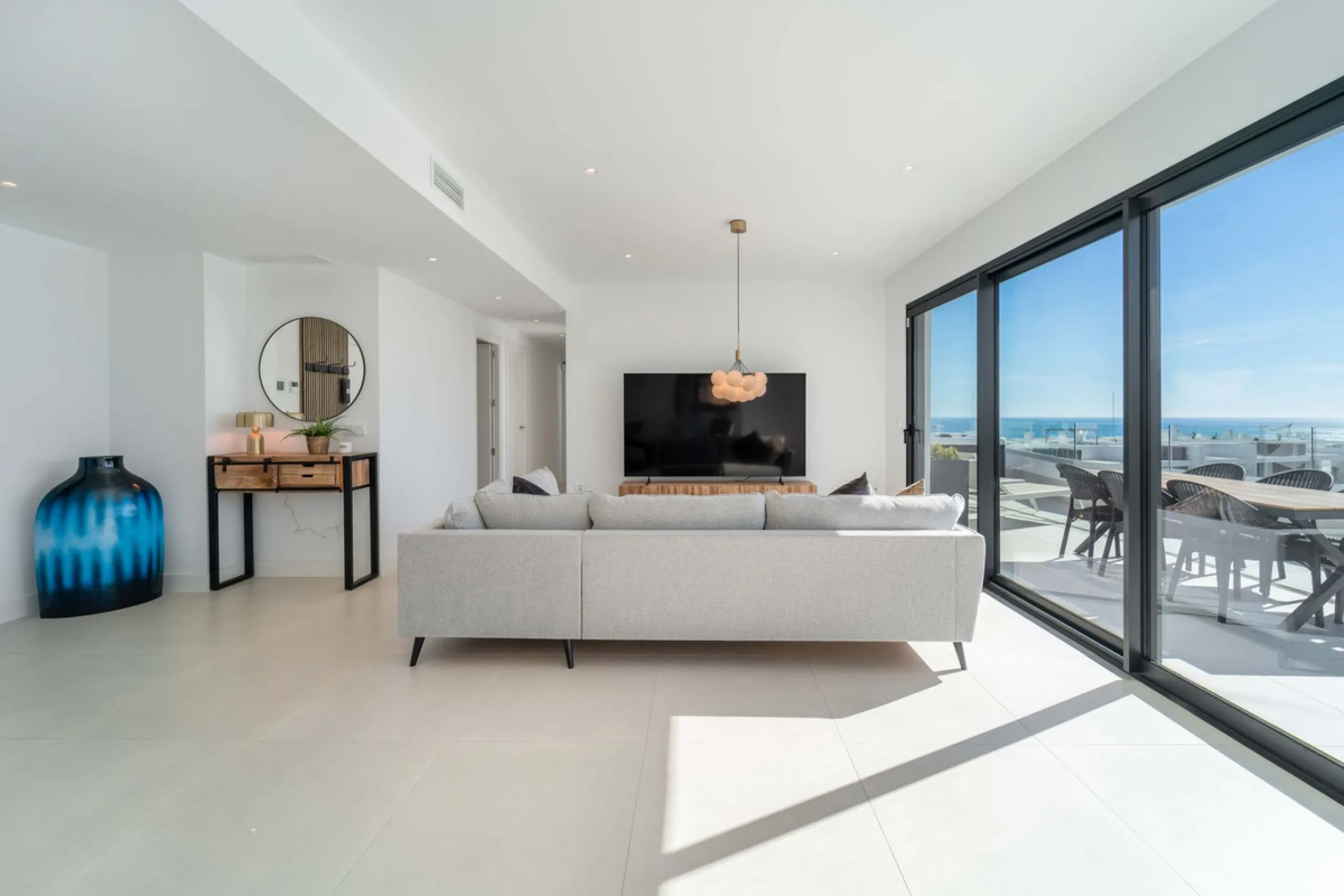 Set in the Higuerón area of Fuengirola, this brand-new, south-facing 3-bedroom penthouse is all about light, space, and those big Mediterranean horizons. The community is designed around generous terraces and elevated positioning to maximise open sea view