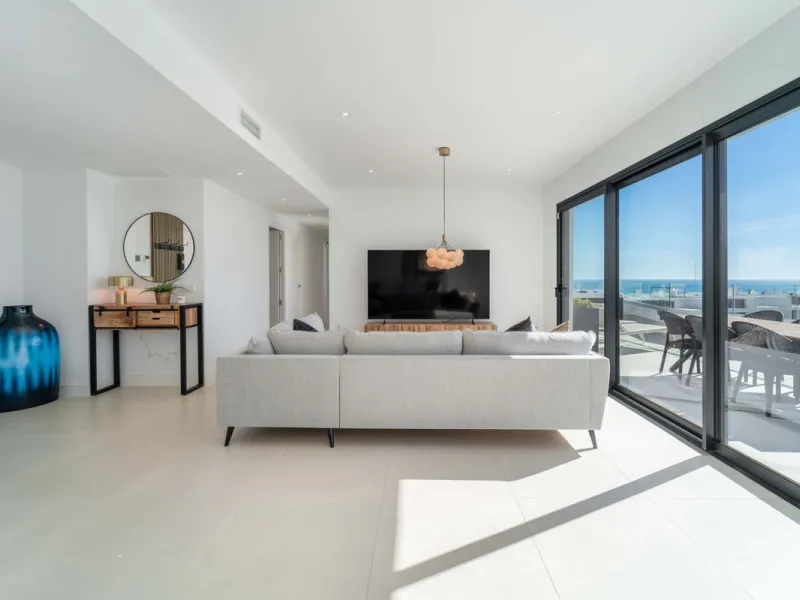 Set in the Higuerón area of Fuengirola, this brand-new, south-facing 3-bedroom penthouse is all about light, space, and those big Mediterranean horizons. The community is designed around generous terraces and elevated positioning to maximise open sea view