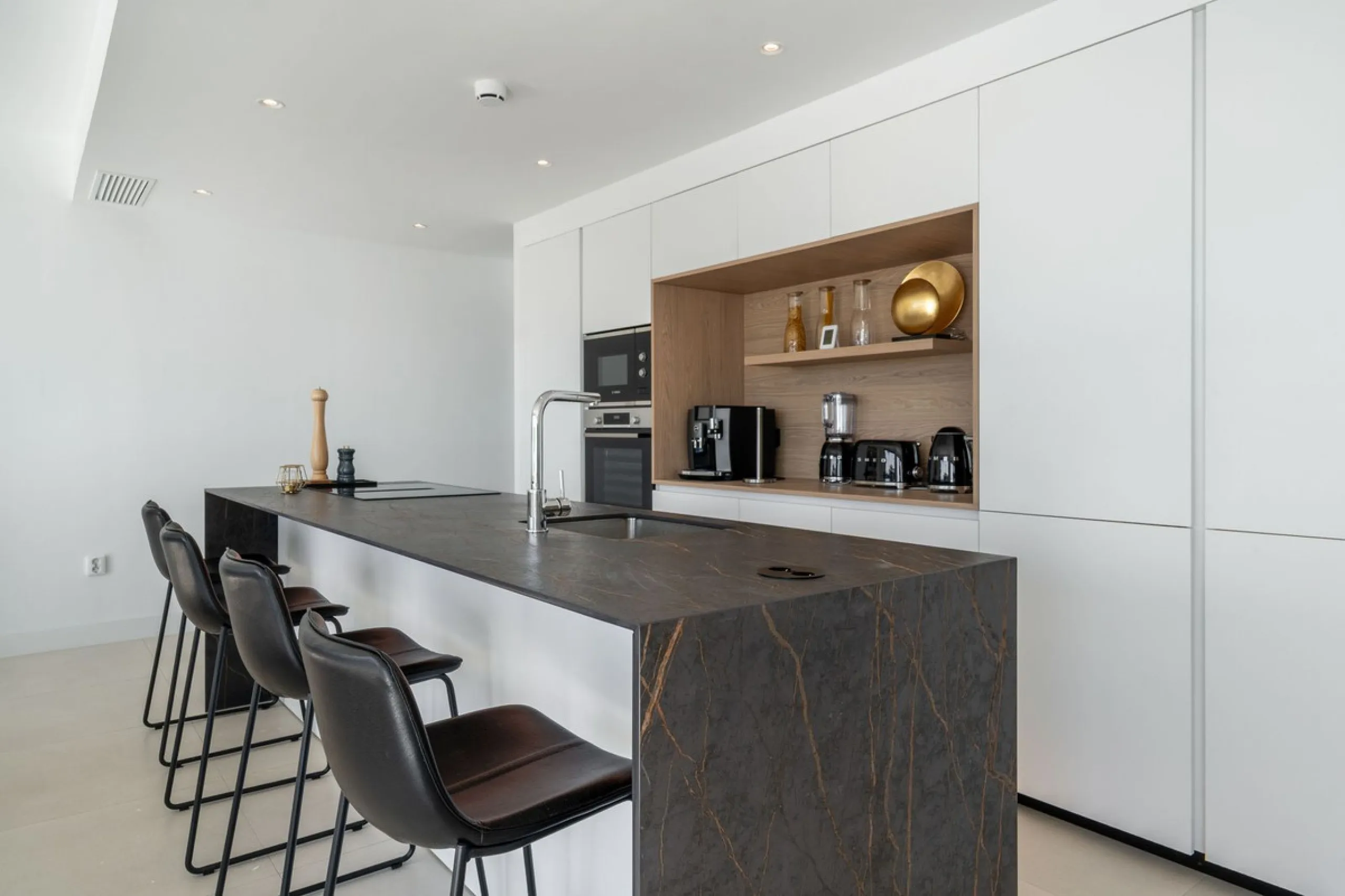 Set in the Higuerón area of Fuengirola, this brand-new, south-facing 3-bedroom penthouse is all about light, space, and those big Mediterranean horizons. The community is designed around generous terraces and elevated positioning to maximise open sea view