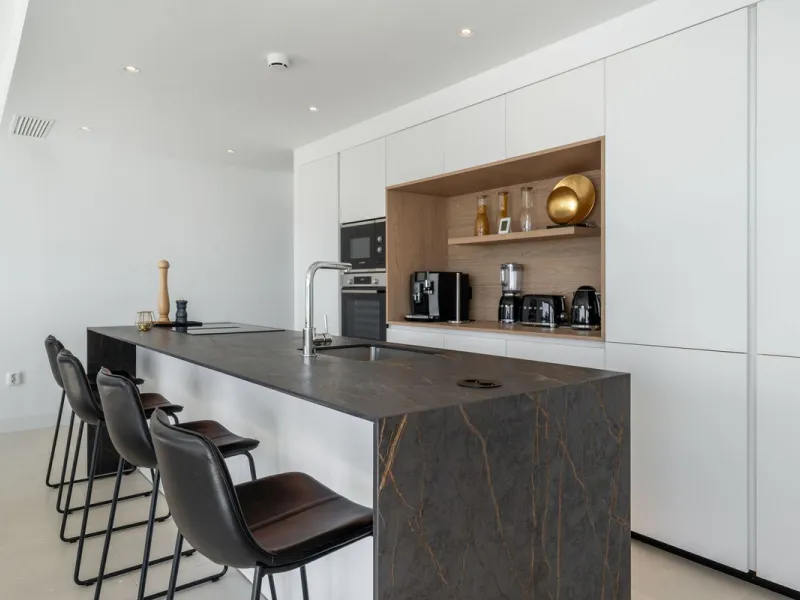Set in the Higuerón area of Fuengirola, this brand-new, south-facing 3-bedroom penthouse is all about light, space, and those big Mediterranean horizons. The community is designed around generous terraces and elevated positioning to maximise open sea view