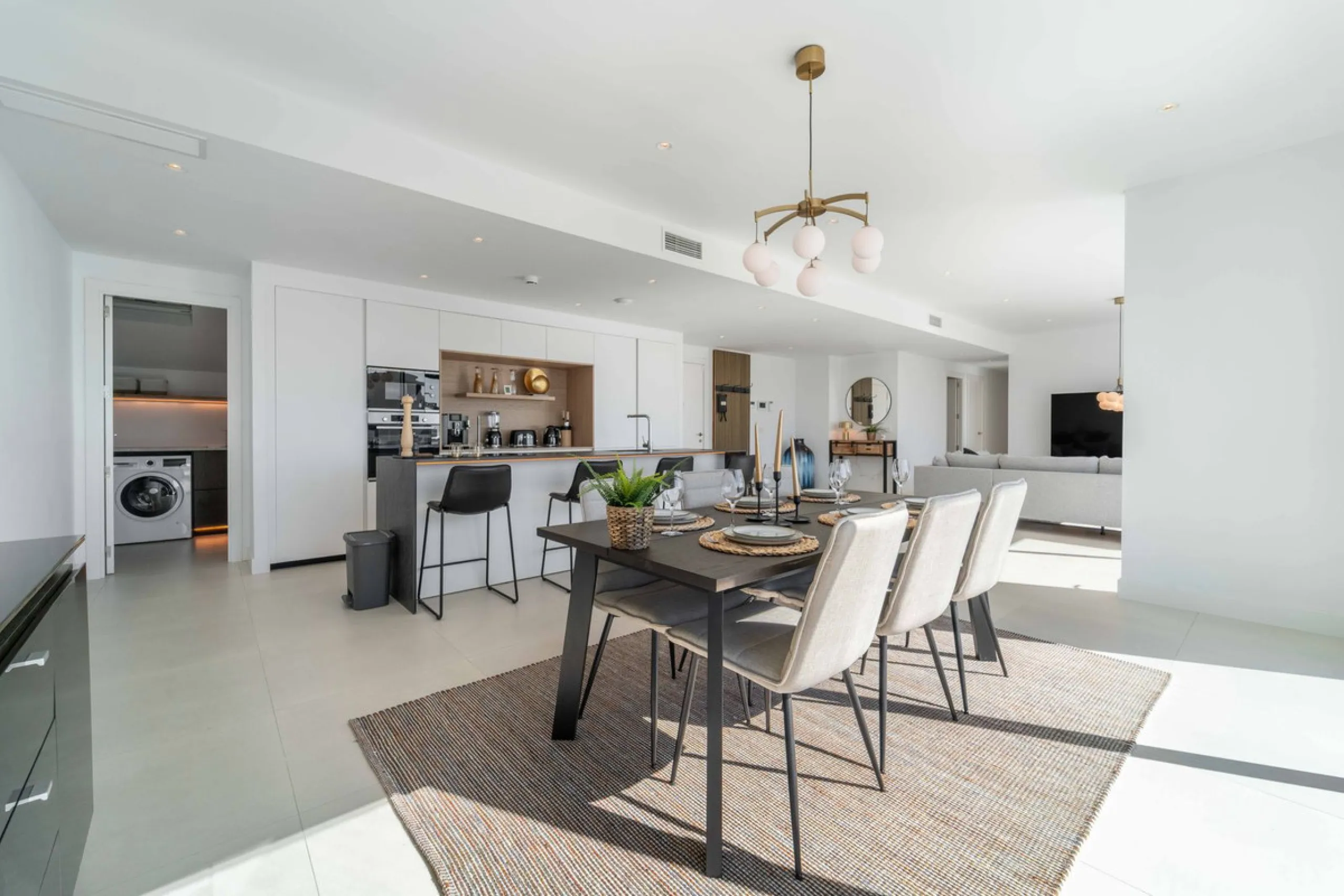 Set in the Higuerón area of Fuengirola, this brand-new, south-facing 3-bedroom penthouse is all about light, space, and those big Mediterranean horizons. The community is designed around generous terraces and elevated positioning to maximise open sea view
