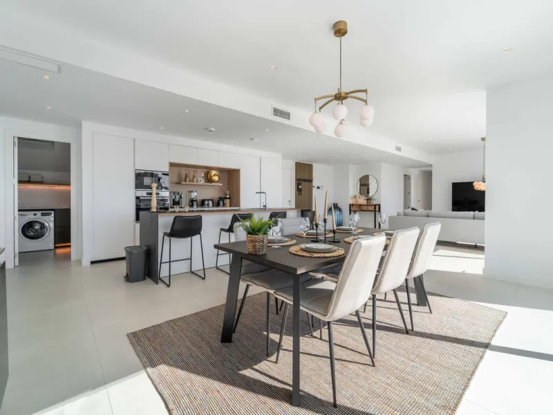 Set in the Higuerón area of Fuengirola, this brand-new, south-facing 3-bedroom penthouse is all about light, space, and those big Mediterranean horizons. The community is designed around generous terraces and elevated positioning to maximise open sea view