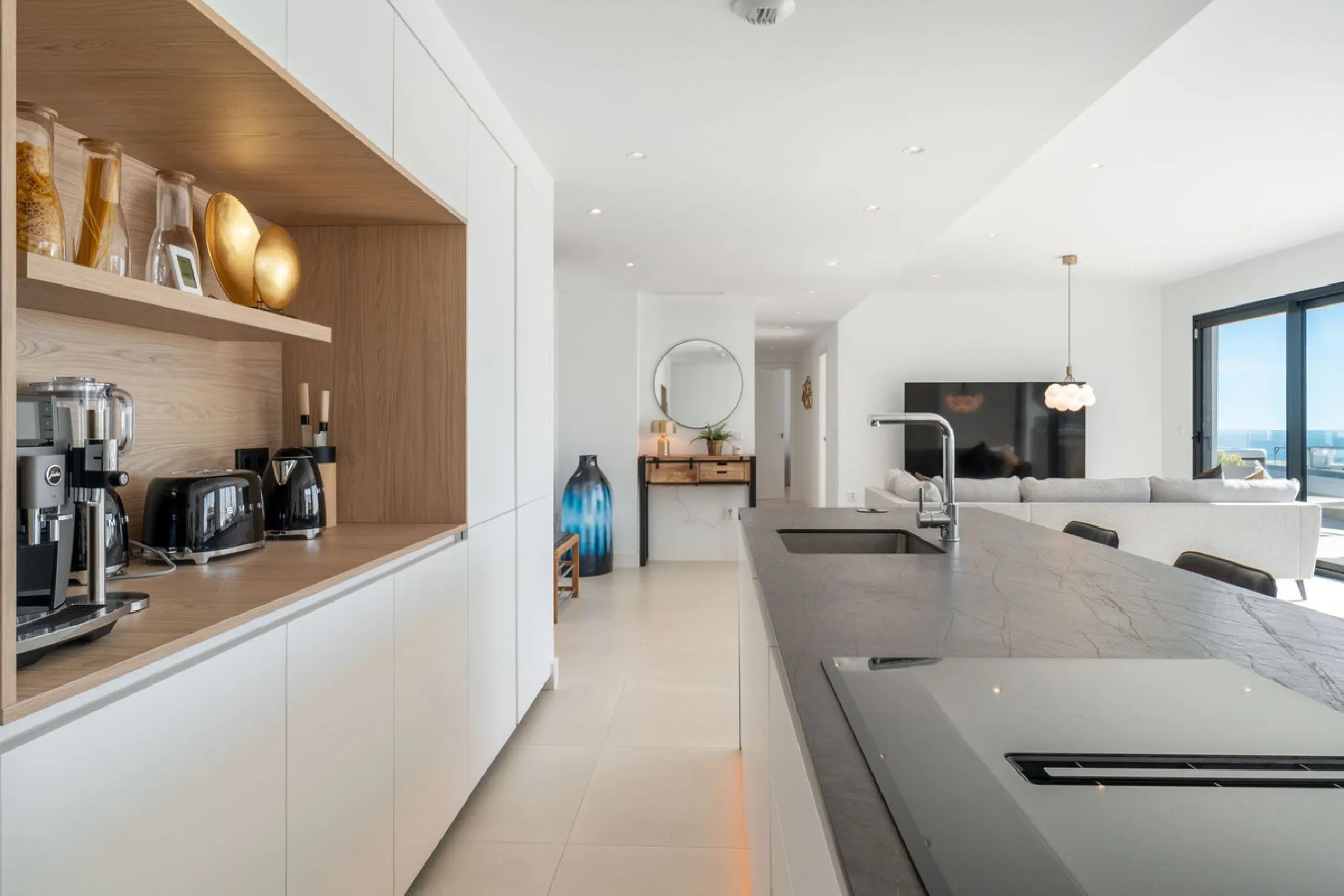 Set in the Higuerón area of Fuengirola, this brand-new, south-facing 3-bedroom penthouse is all about light, space, and those big Mediterranean horizons. The community is designed around generous terraces and elevated positioning to maximise open sea view