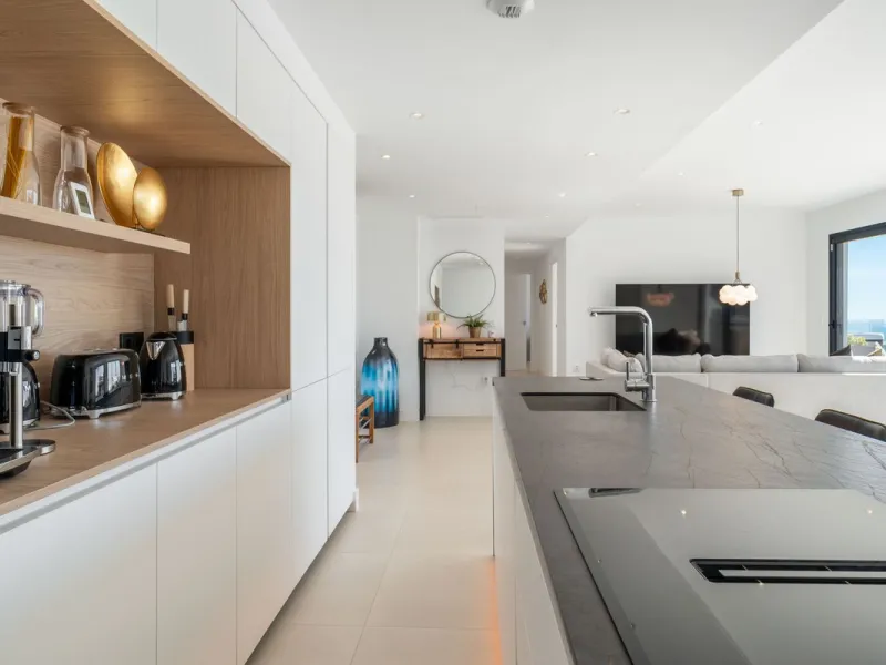 Set in the Higuerón area of Fuengirola, this brand-new, south-facing 3-bedroom penthouse is all about light, space, and those big Mediterranean horizons. The community is designed around generous terraces and elevated positioning to maximise open sea view