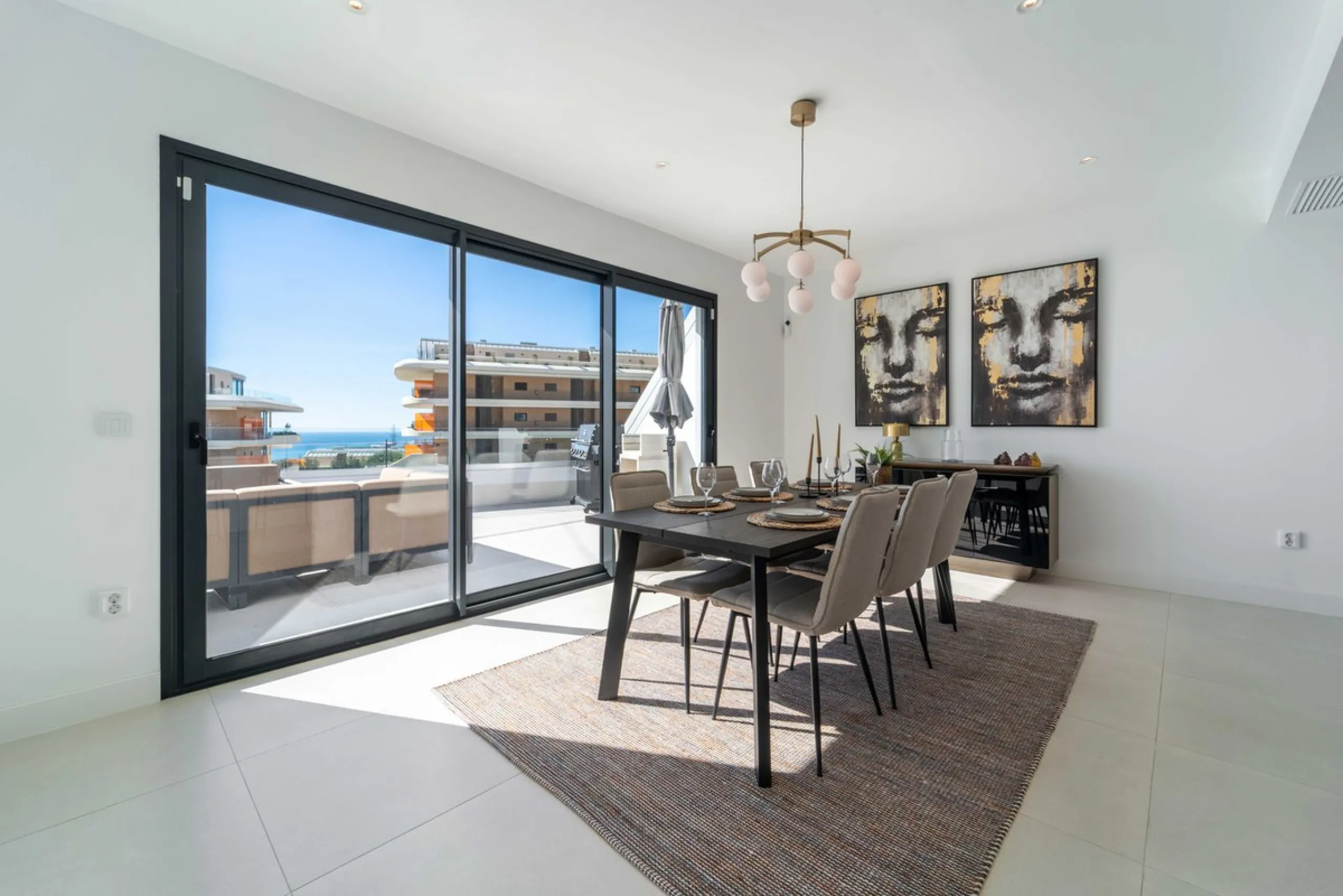 Set in the Higuerón area of Fuengirola, this brand-new, south-facing 3-bedroom penthouse is all about light, space, and those big Mediterranean horizons. The community is designed around generous terraces and elevated positioning to maximise open sea view