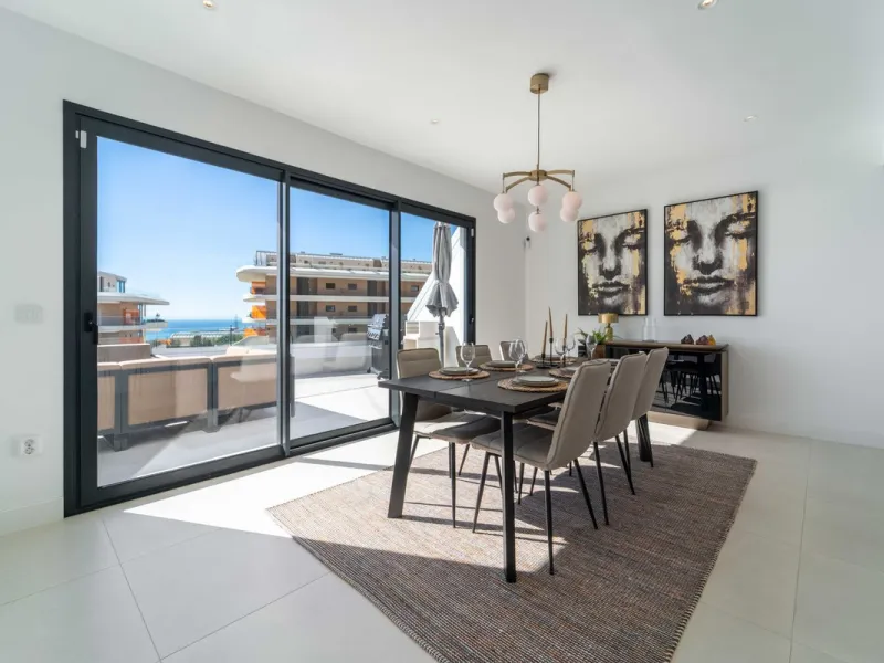 Set in the Higuerón area of Fuengirola, this brand-new, south-facing 3-bedroom penthouse is all about light, space, and those big Mediterranean horizons. The community is designed around generous terraces and elevated positioning to maximise open sea view