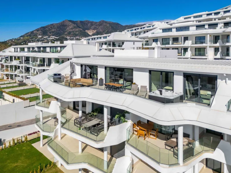 Set in the Higuerón area of Fuengirola, this brand-new, south-facing 3-bedroom penthouse is all about light, space, and those big Mediterranean horizons. The community is designed around generous terraces and elevated positioning to maximise open sea view