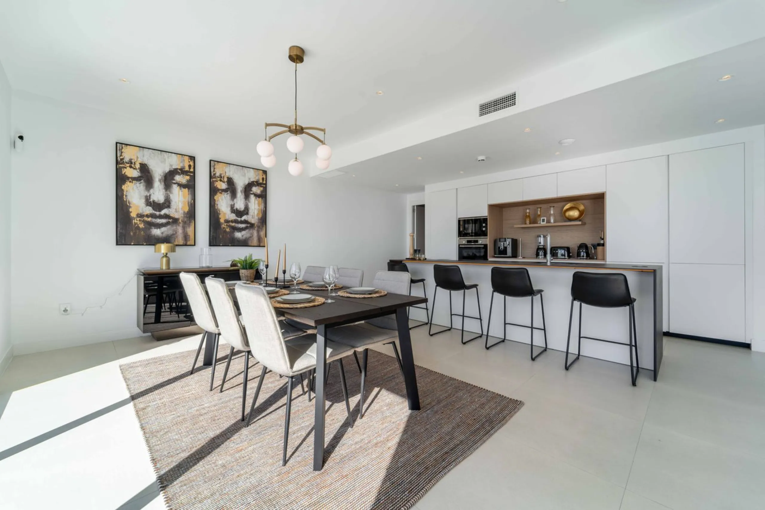 Set in the Higuerón area of Fuengirola, this brand-new, south-facing 3-bedroom penthouse is all about light, space, and those big Mediterranean horizons. The community is designed around generous terraces and elevated positioning to maximise open sea view