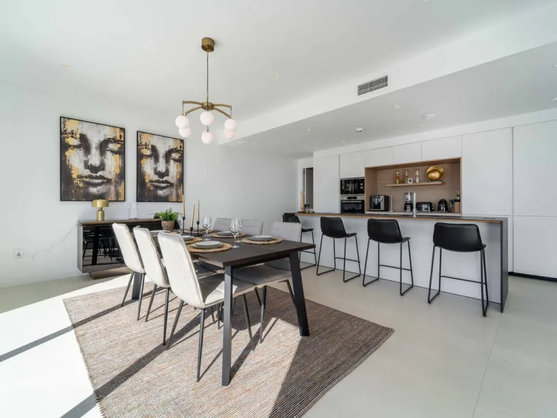 Set in the Higuerón area of Fuengirola, this brand-new, south-facing 3-bedroom penthouse is all about light, space, and those big Mediterranean horizons. The community is designed around generous terraces and elevated positioning to maximise open sea view