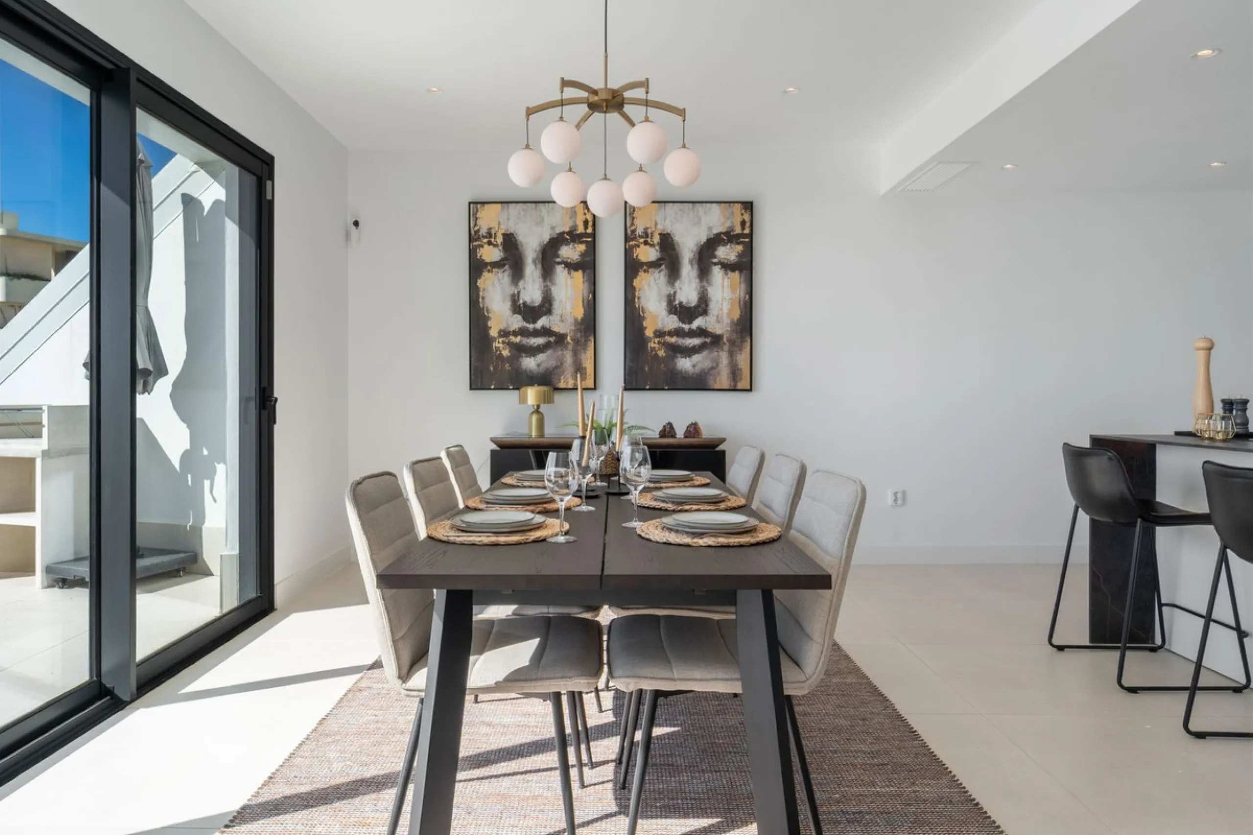 Set in the Higuerón area of Fuengirola, this brand-new, south-facing 3-bedroom penthouse is all about light, space, and those big Mediterranean horizons. The community is designed around generous terraces and elevated positioning to maximise open sea view