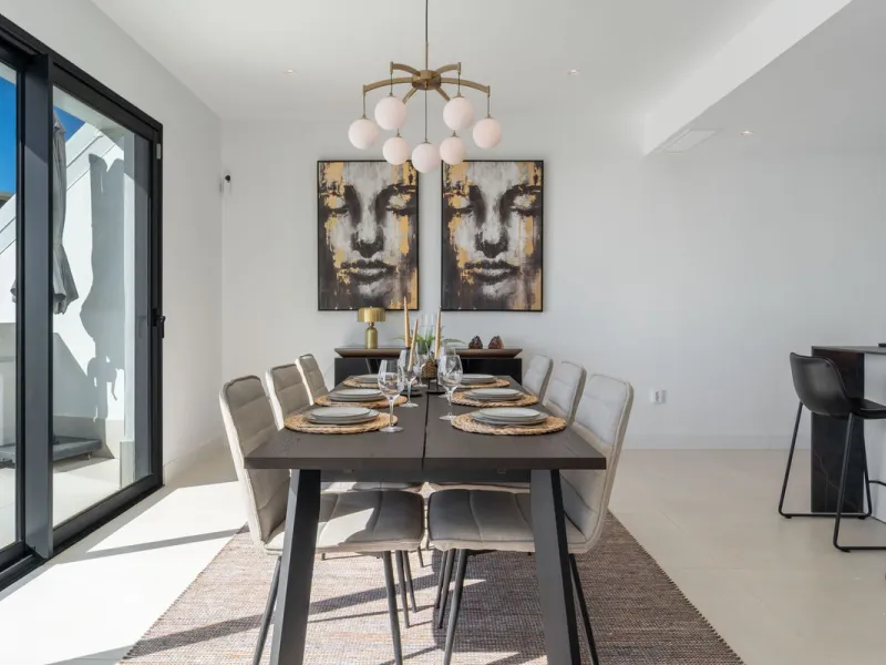 Set in the Higuerón area of Fuengirola, this brand-new, south-facing 3-bedroom penthouse is all about light, space, and those big Mediterranean horizons. The community is designed around generous terraces and elevated positioning to maximise open sea view