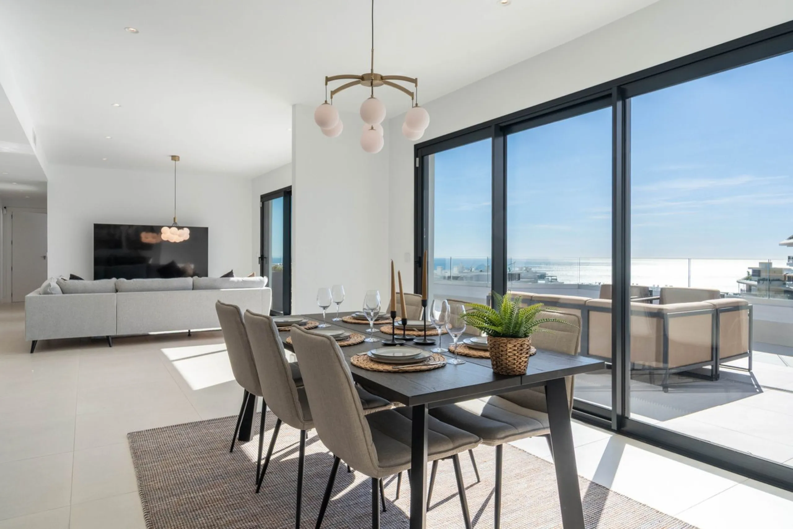 Set in the Higuerón area of Fuengirola, this brand-new, south-facing 3-bedroom penthouse is all about light, space, and those big Mediterranean horizons. The community is designed around generous terraces and elevated positioning to maximise open sea view