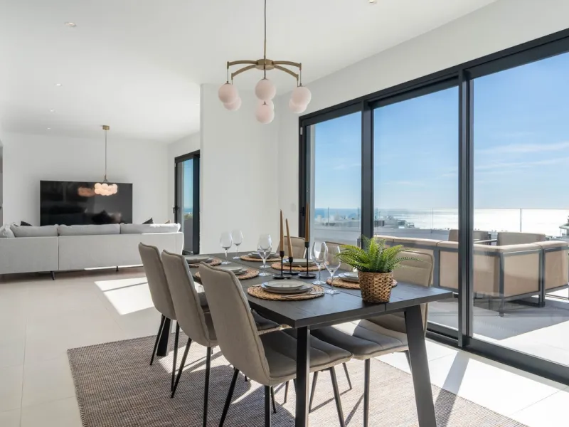 Set in the Higuerón area of Fuengirola, this brand-new, south-facing 3-bedroom penthouse is all about light, space, and those big Mediterranean horizons. The community is designed around generous terraces and elevated positioning to maximise open sea view