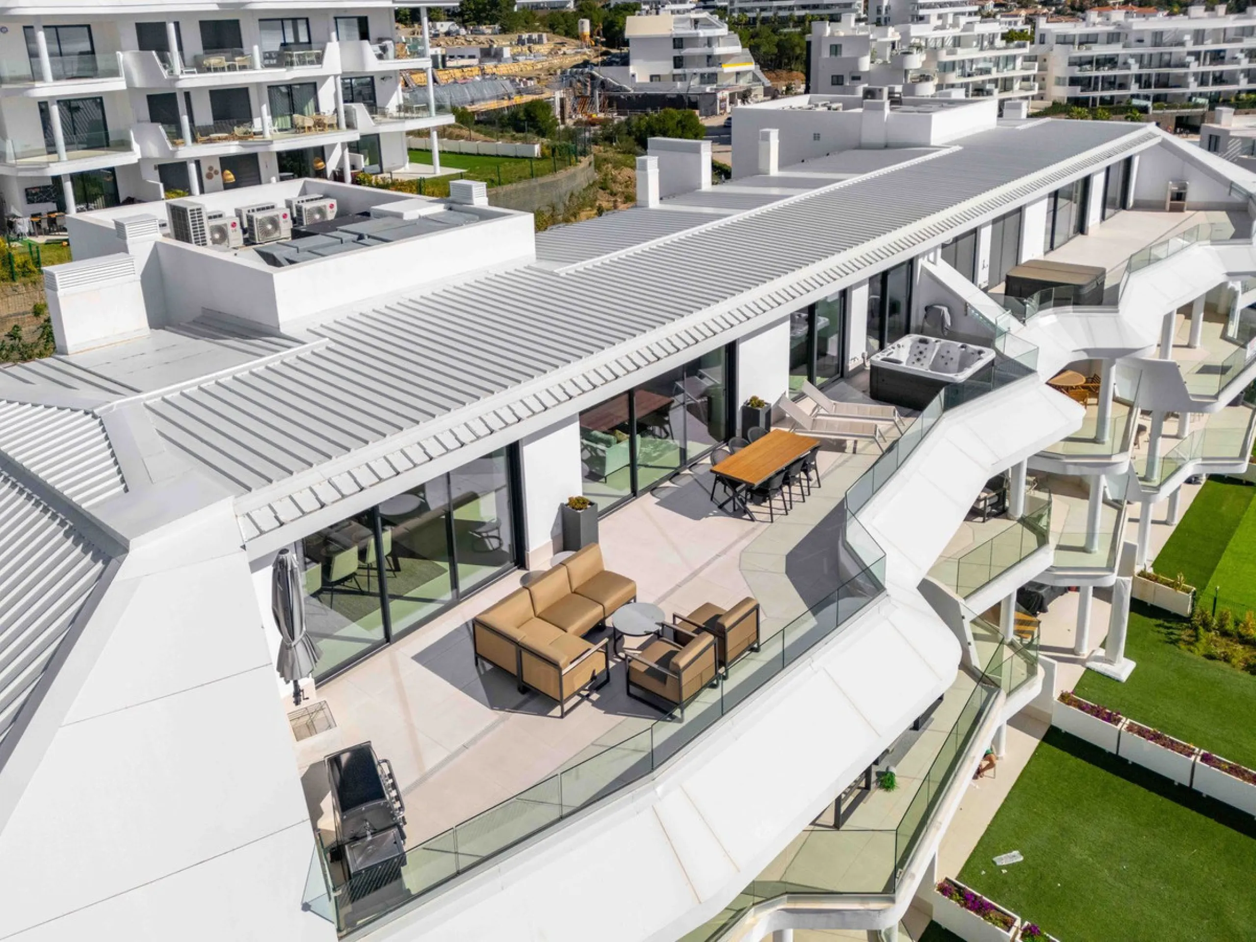 Set in the Higuerón area of Fuengirola, this brand-new, south-facing 3-bedroom penthouse is all about light, space, and those big Mediterranean horizons. The community is designed around generous terraces and elevated positioning to maximise open sea view